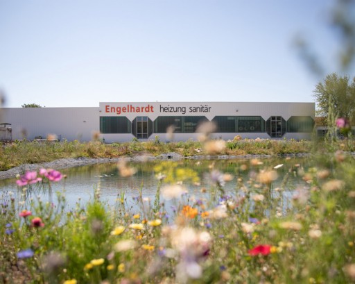Blumenmeer auf dem Firmengelände